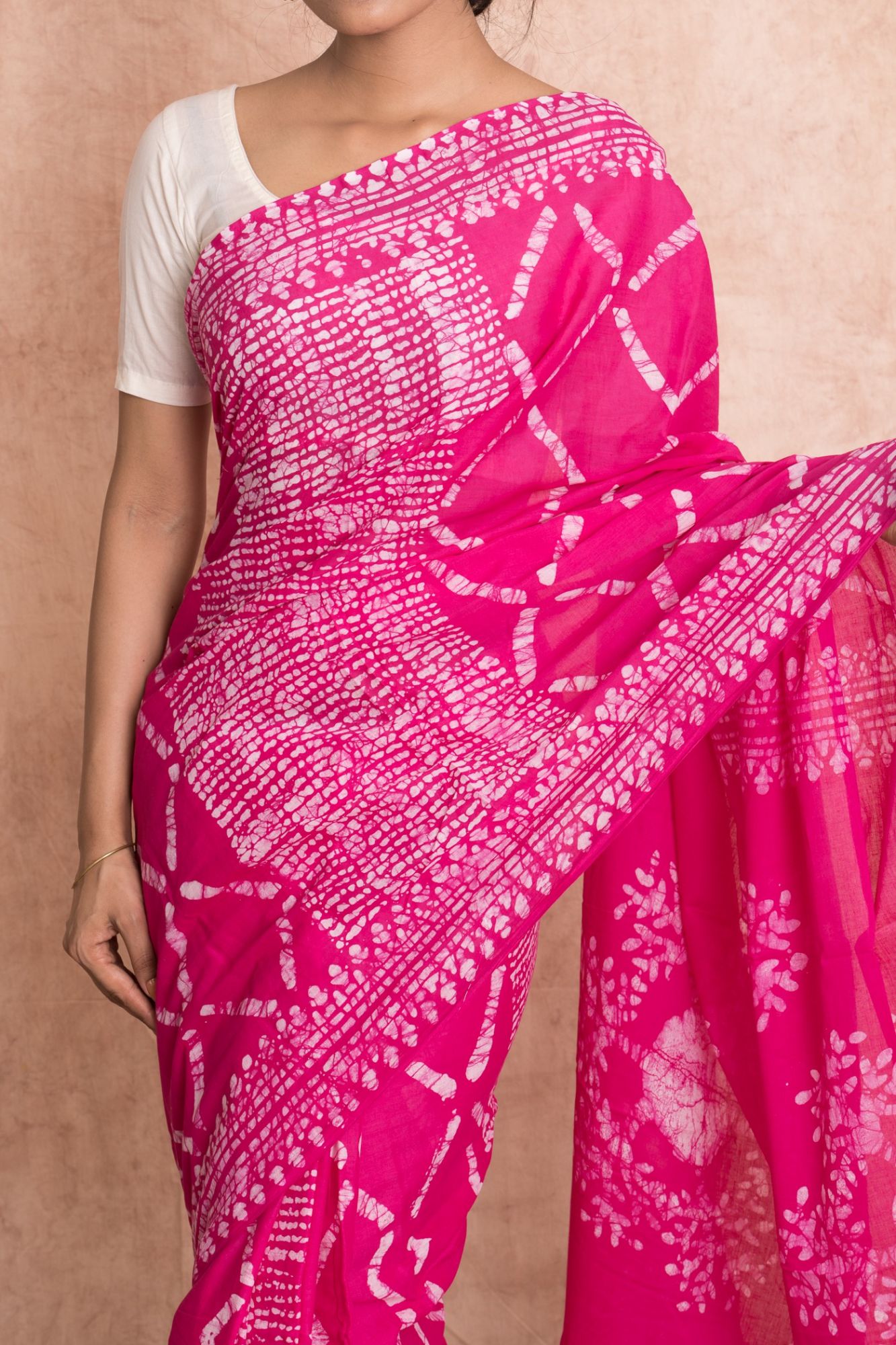 Women Batik Print Geometric Cotton Mulmul Saree with Unstitched Blouse - Pink