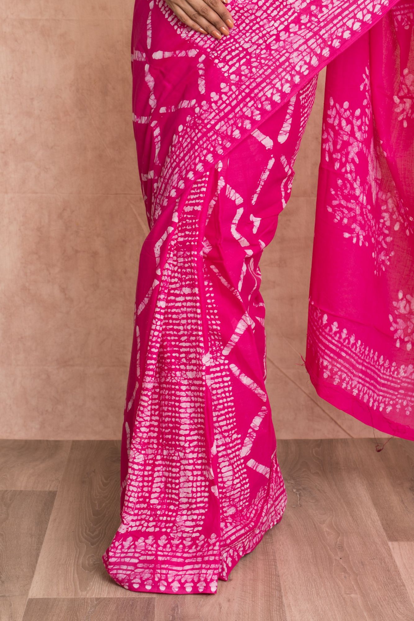 Women Batik Print Geometric Cotton Mulmul Saree with Unstitched Blouse - Pink