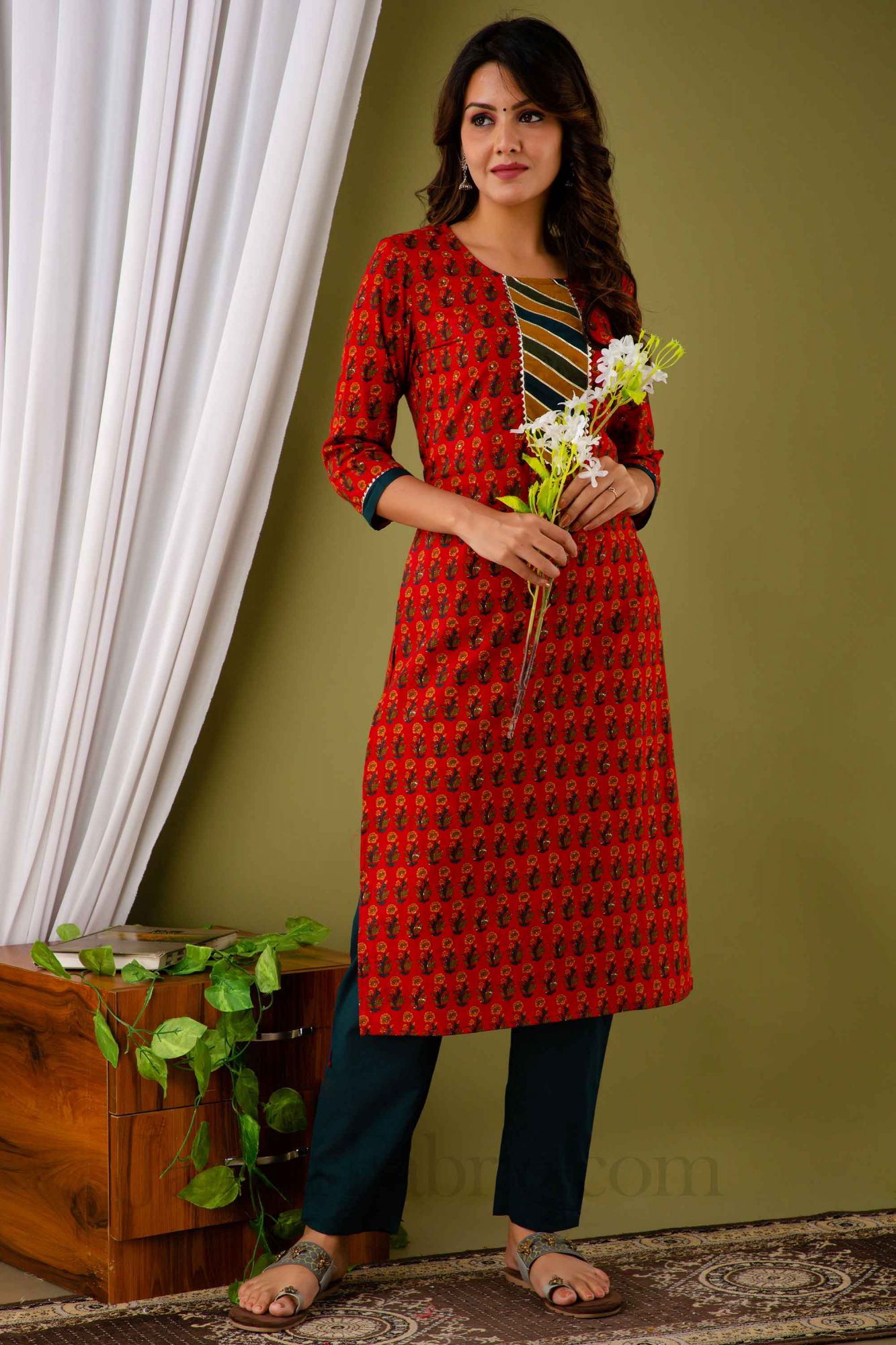 Women Red Cotton Floral Print Kurti with Pant